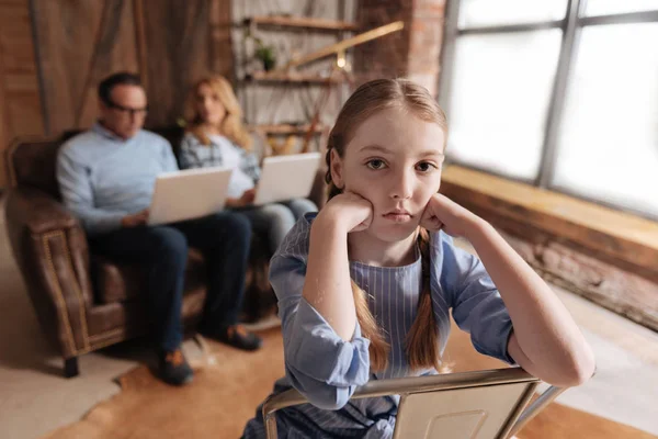 Niño frustrado esperando a padres ocupados en casa — Foto de Stock