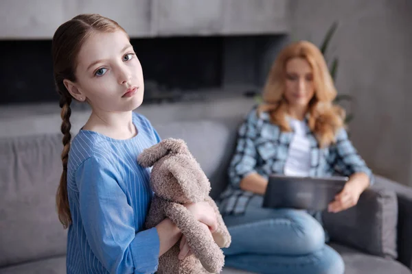 Enfant bouleversé attendant l'amour de la mère à l'intérieur — Photo