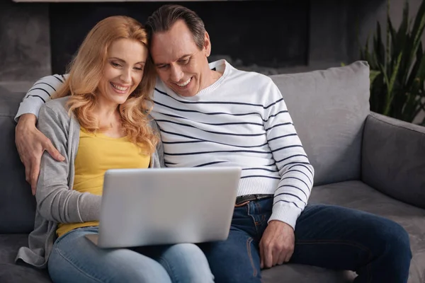 Szczęśliwa para Dorosła korzystających laptop w domu — Zdjęcie stockowe