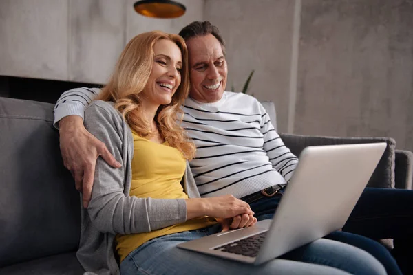 Sorrindo casal maduro usando laptop em casa — Fotografia de Stock