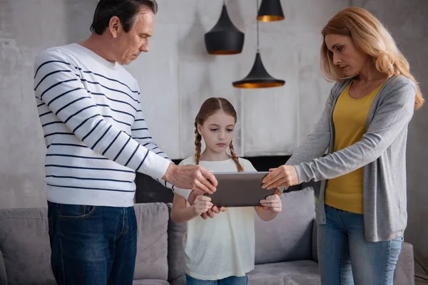 Los padres estrictos quitan el gadget electrónico del niño en casa — Foto de Stock