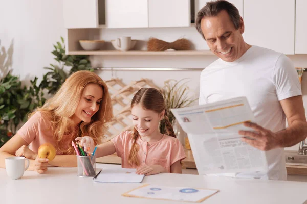 Familia encantada disfrutando de la rutina matutina en casa — Foto de Stock