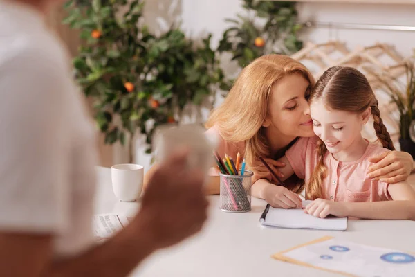 Kärleksfull familj njuter av helgen hemma — Stockfoto