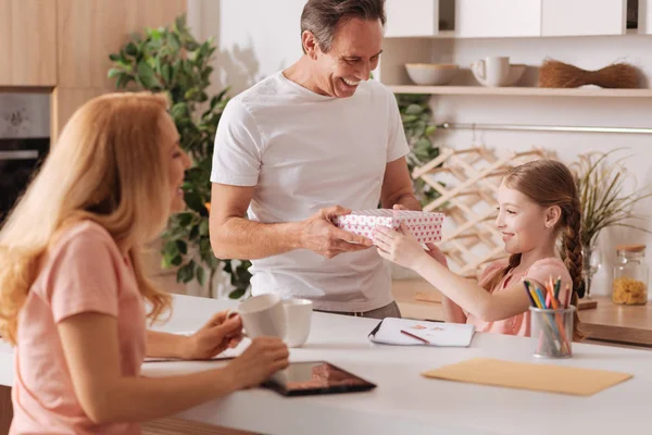 Glada föräldrar gratulera dotter med semester hemma — Stockfoto