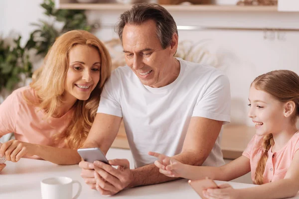 Met behulp van elektronische gadget en surfen op het Internet binnen en gelukkige familie — Stockfoto