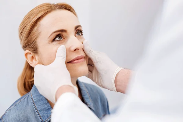 Trevlig trevlig kvinna besöker en läkare — Stockfoto