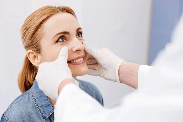 Deliziosa donna piacevole sorridente — Foto Stock