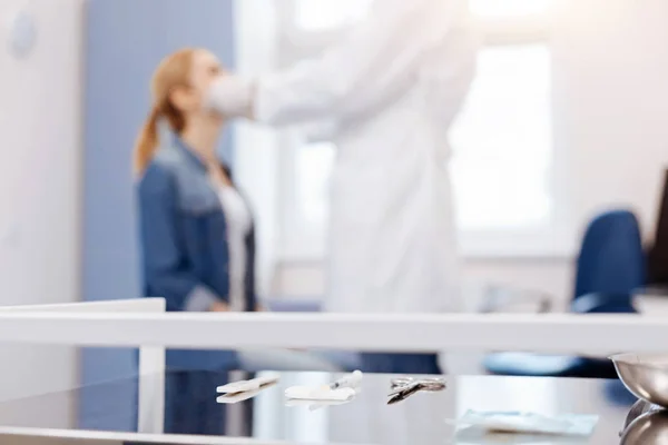 Ferramentas médicas deitado sobre a mesa — Fotografia de Stock