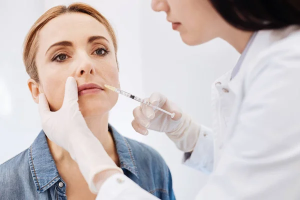 Kosmetologe macht Botox-Injektionen — Stockfoto