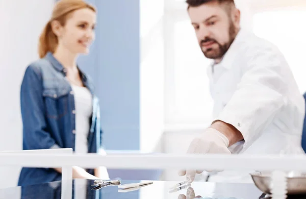 Bom médico masculino tomando uma seringa — Fotografia de Stock