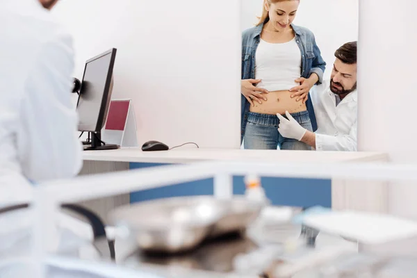 Médico apontando para seus pacientes estômago — Fotografia de Stock