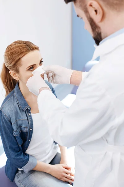 Doctor mirando a su paciente —  Fotos de Stock