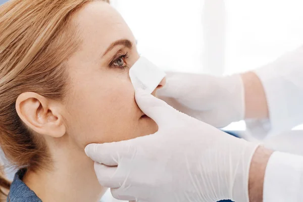 Mulheres rosto com um curativo médico — Fotografia de Stock