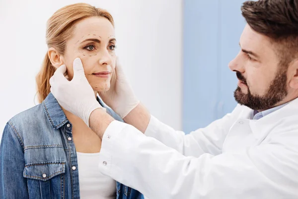 Médico sosteniendo la cara de sus pacientes — Foto de Stock