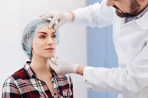 Agradable mujer usando una gorra — Foto de Stock