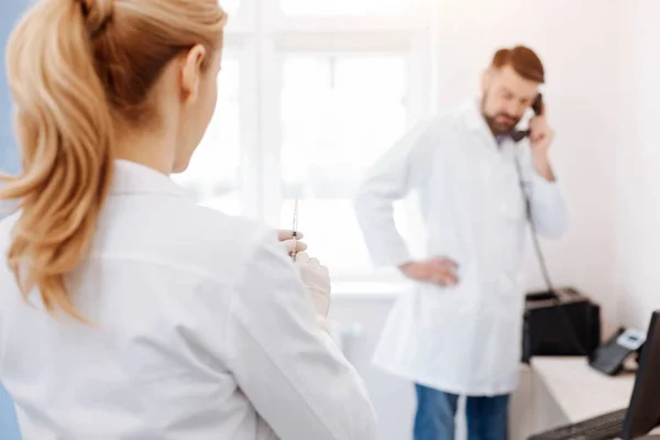 Bom médico atraente estar pronto para fazer uma injeção — Fotografia de Stock