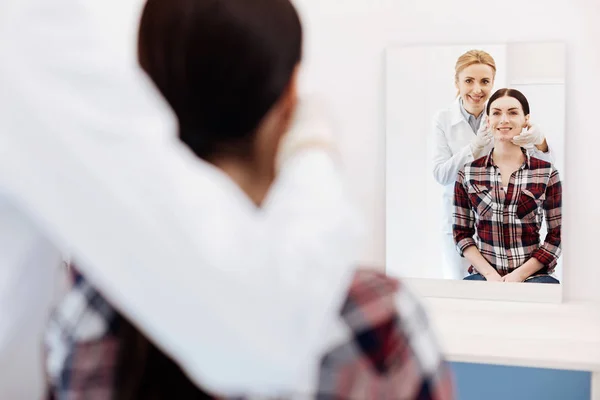 Positiv glad läkare står bakom hennes patient — Stockfoto