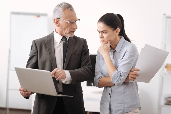 Boze baas met behulp van de laptop terwijl u werkt — Stockfoto