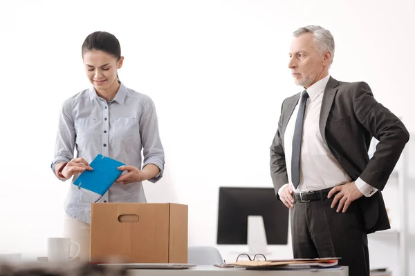 Boos jonge secretaris gezichten maken — Stockfoto