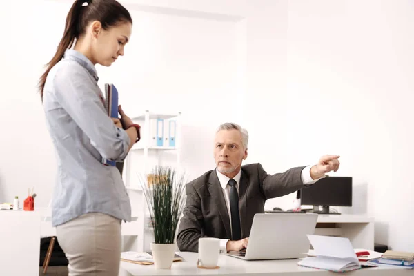 Chefe estrito levantando a mão esquerda para mostrar a porta — Fotografia de Stock