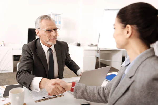 Responsabile ufficio competente che esprime positività — Foto Stock