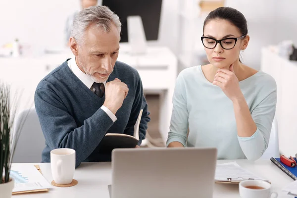 Uppmärksamma office arbetstagare befinner sig djupt i tankar — Stockfoto