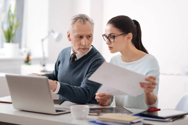 Ansvarig kvinna letar nödvändiga dokument — Stockfoto