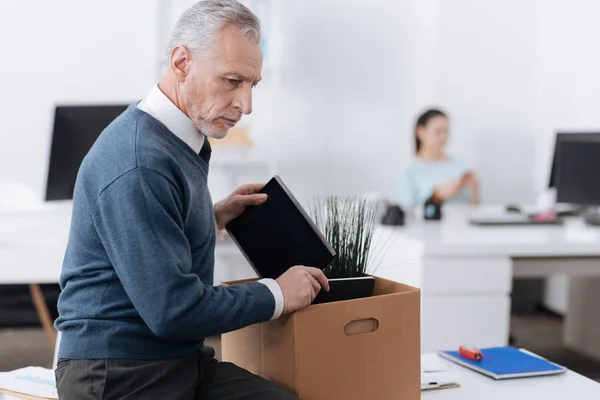 Foto de perfil de hombre enojado mirando hacia los lados — Foto de Stock