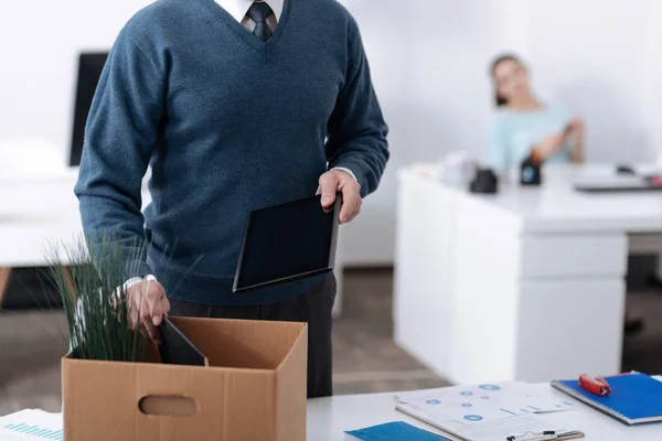 Nahaufnahme männlicher Hände beim Sammeln — Stockfoto