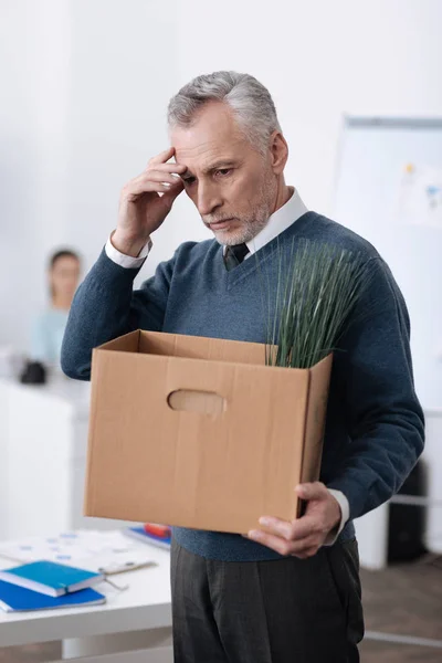 Nachdenklicher Mann seit Jahren im Amt — Stockfoto