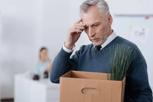 Porträt eines ernsten älteren Mannes, der im Moment denkt — Stockfoto