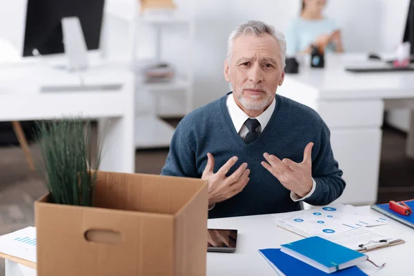 Hombre agotado levantando las manos — Foto de Stock