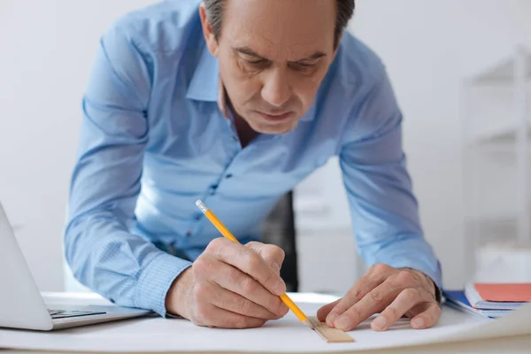 Ingeniero serio trabajando en el plano — Foto de Stock