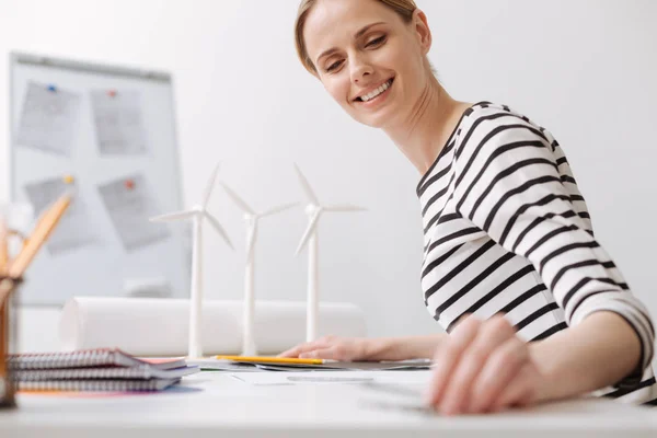 Alegre sonriente ingeniera femenina trabajando en la oficina — Foto de Stock