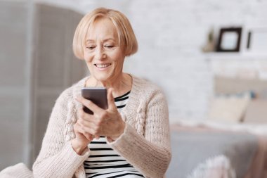 Zeki güzel yaşlı bayan kendini eğlenceli