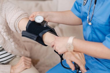 Kesin eğitimli tıbbi işçi istihdam tonometer