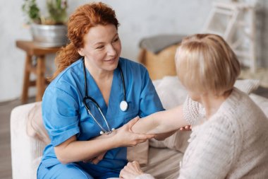 Deneyimli nazik özel Doktor hastaların eklem test