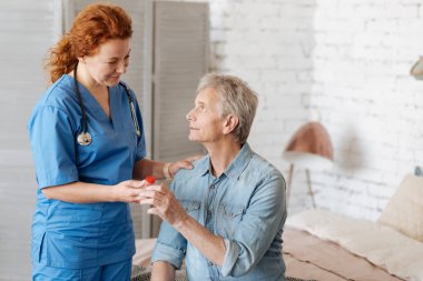 Zayıf adam evde yardımcı nitelikli yetenekli doktor