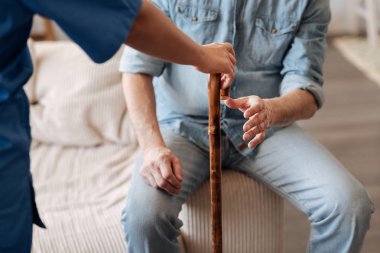 Yürüyüş için özel araç sağlayan özenli çalışkan hemşire