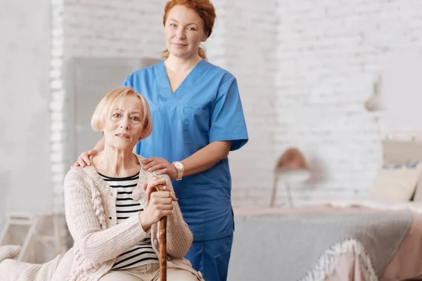 資格看護師高齢患者を支援 — ストック写真