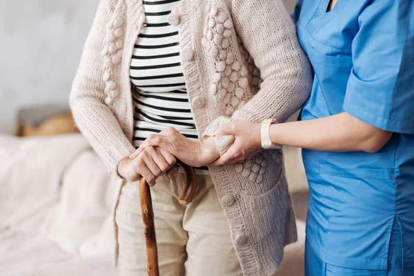 Нежная медсестра помогает взрослому пациенту — стоковое фото