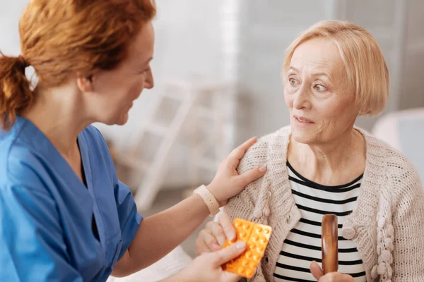 Söt mogen kvinna emot föreskrivna piller — Stockfoto