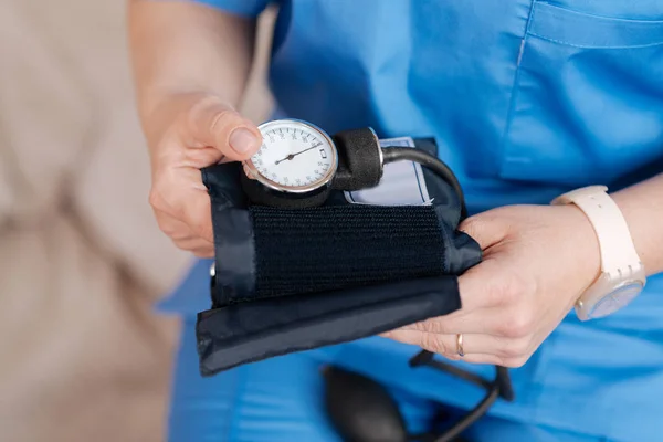 Trabalhador médico proeminente hábil segurando um tonômetro — Fotografia de Stock