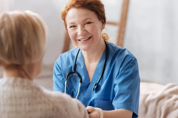 Admirable médico competente feliz de ver a su paciente sano — Foto de Stock