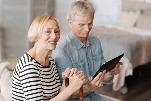 Helles älteres Paar surft im Internet — Stockfoto