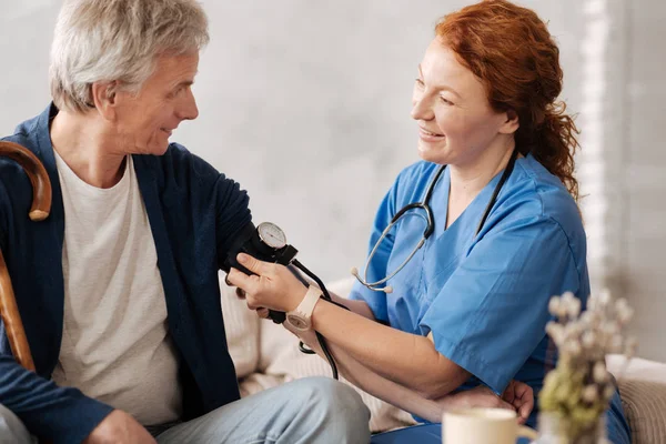 Diligente medico addestrato che indossa un sensore di pressione sanguigna — Foto Stock