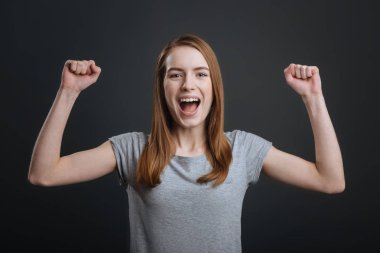 aktif kadın enerjik hissediyorum