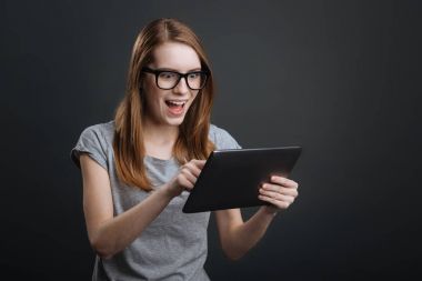 Çok güzel iyimser Bayan onun tablet