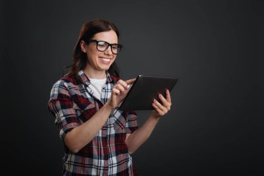 Modern aygıt kullanan akıllı genç anlayışlı kız