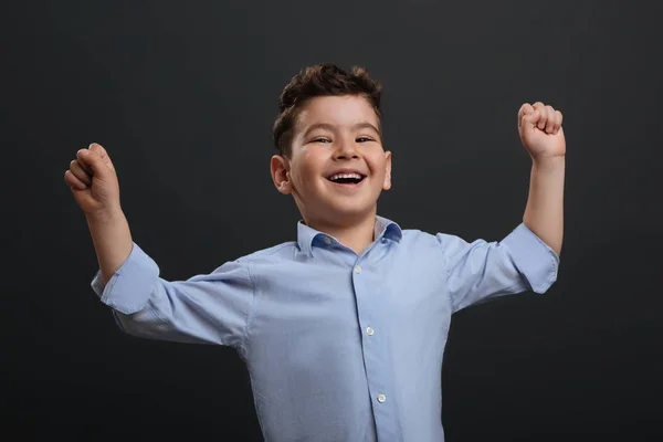 Ładny ładny chłopiec świętuje swoje zwycięstwo — Zdjęcie stockowe